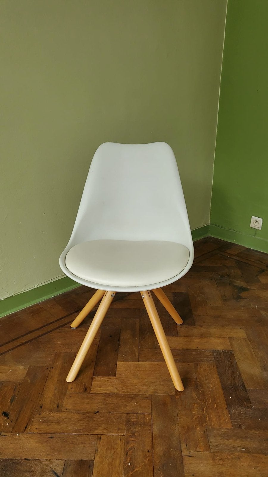 Moderne witte stoel met houten poten, Ophalen, Gebruikt, Wit, Eén