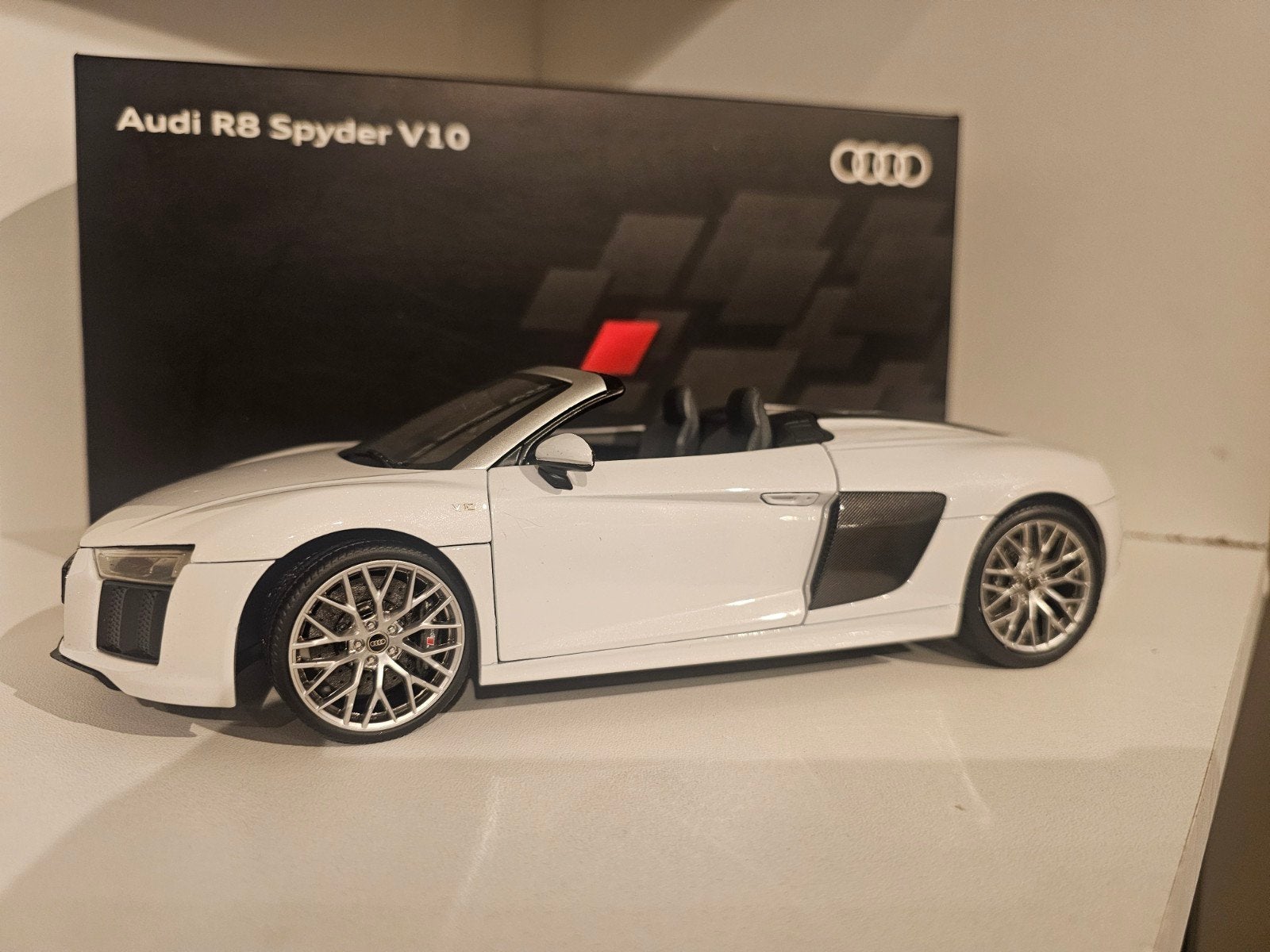 ISCALE AUDI R8 SPYDER V10 SUZUKA GREY 1:18, Ophalen of Verzenden, Zo goed als nieuw