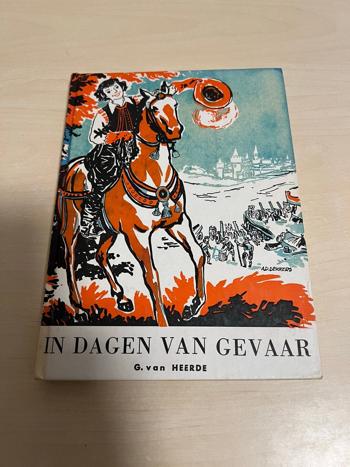 In dagen van gevaar door G. Van Heerde, Boeken, Ophalen of Verzenden, Zo goed als nieuw