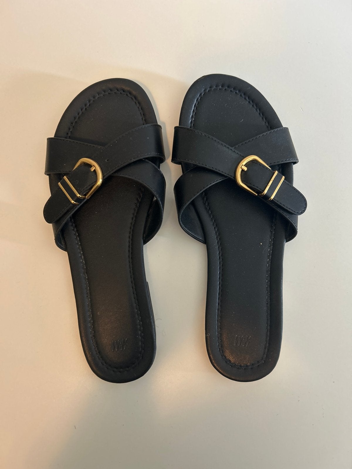Zwarte H&M Slippers Maat 39 - Zo goed als nieuw, Ophalen of Verzenden, Zo goed als nieuw, Zwart, Slippers