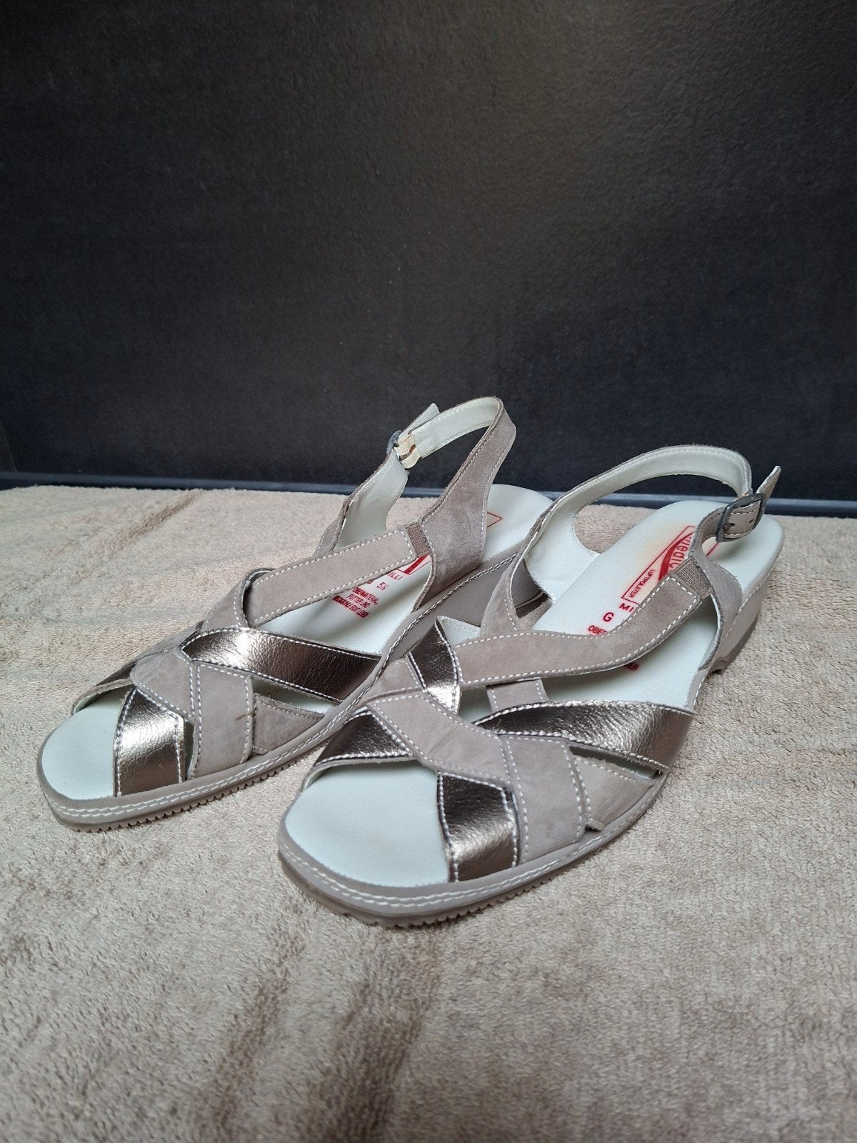 Beige sandalen maat 40, Ophalen, Medicus, Beige, Sandalen of Muiltjes