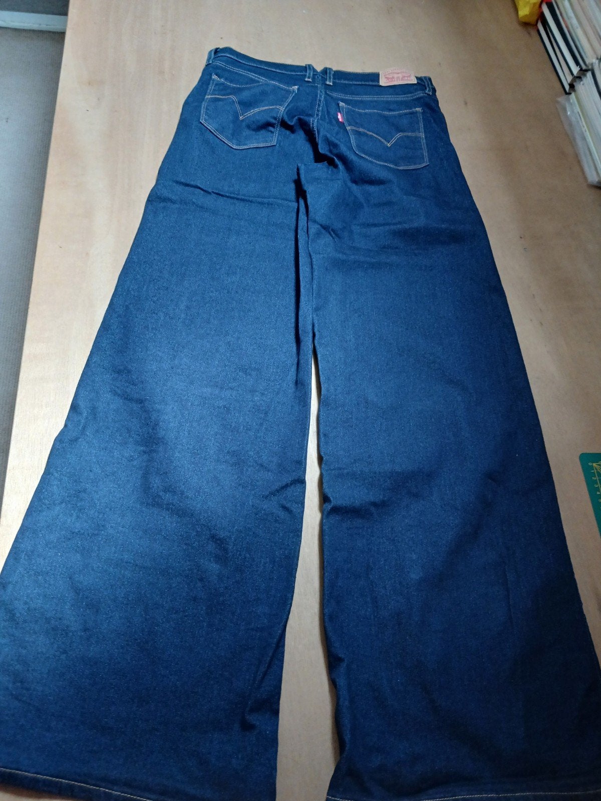 Gloednieuwe donkerblauwe Levi's wide leg jeans W29/L34, Kleding | Dames, Ophalen of Verzenden