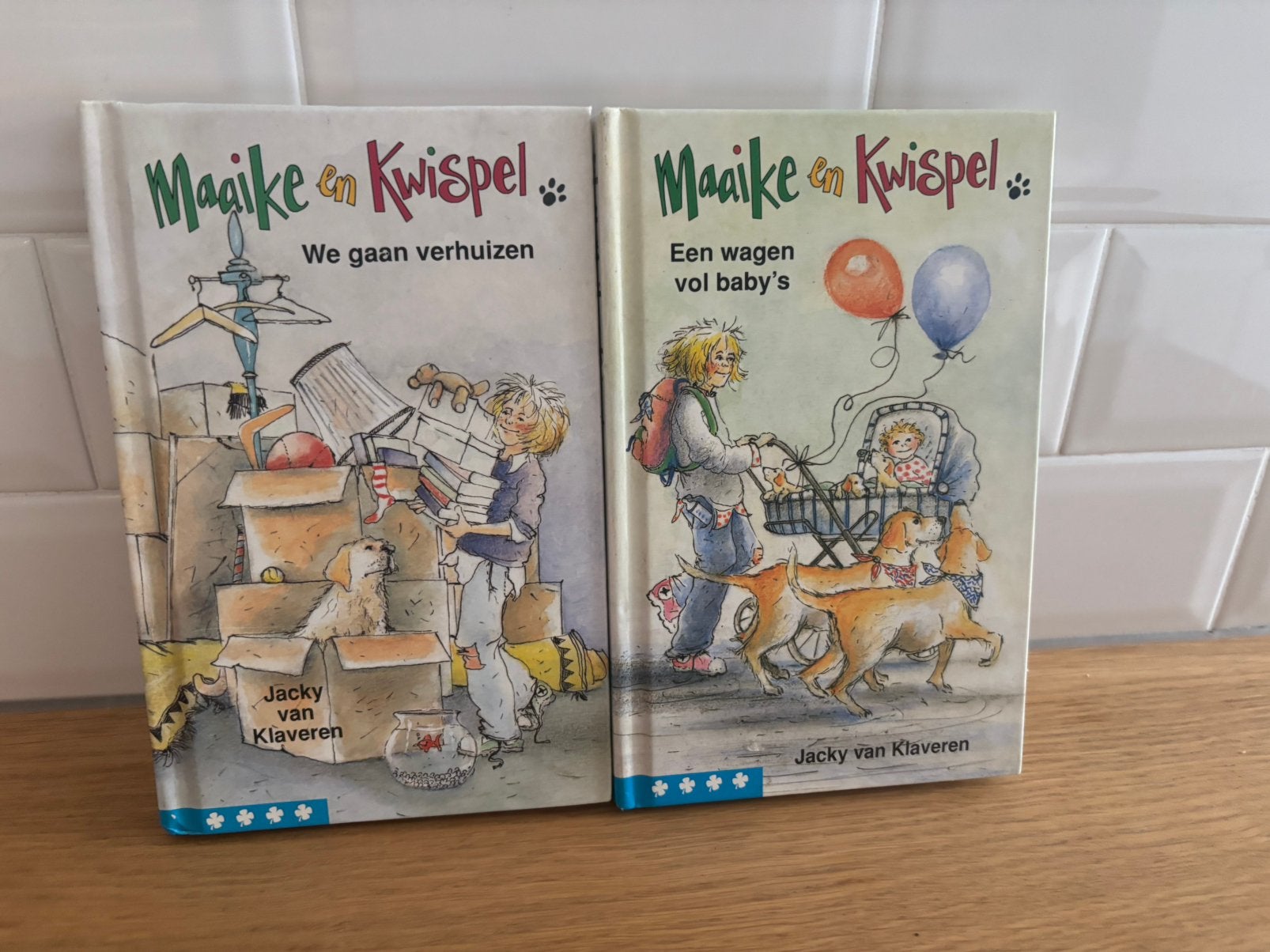 J. van Klaveren - Maaike en Kwispel: We gaan verhuizen, Fictie algemeen, Ophalen of Verzenden, Zo goed als nieuw, J. van Klaveren