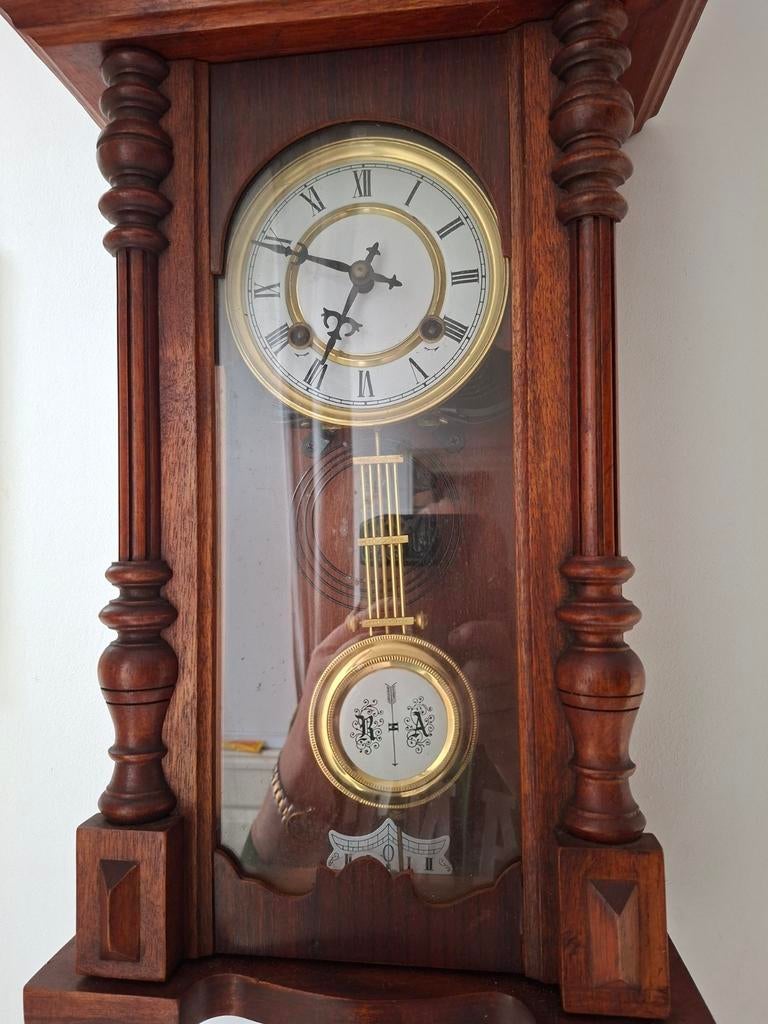 Antieke houten wandklok met paard, perfecte staat, Antiek en Kunst, Antiek | Klokken, Ophalen of Verzenden