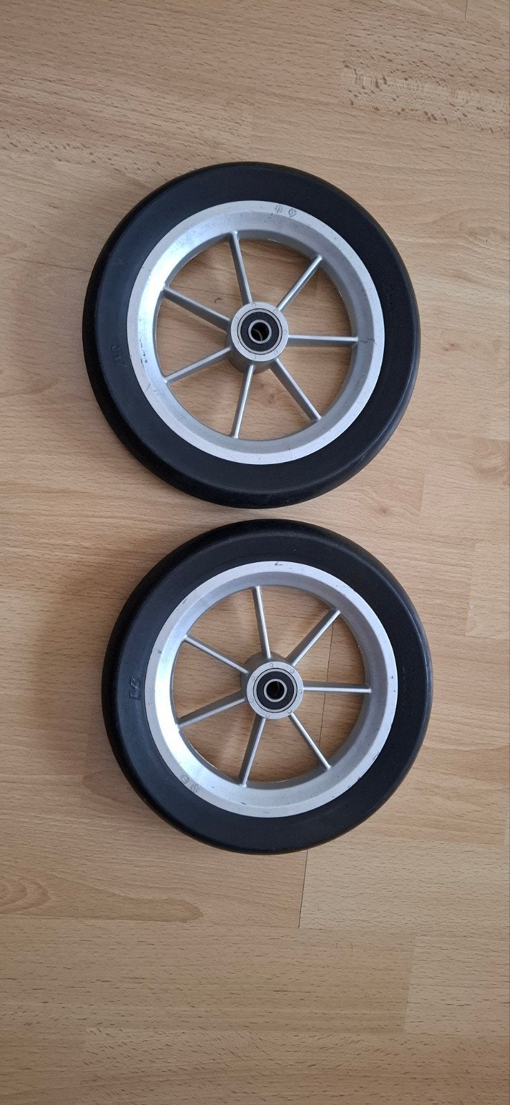 2 Wielen 200x37 met Lagers, As 9.5mm, Doe-het-zelf en Verbouw, Ophalen of Verzenden, Gebruikt