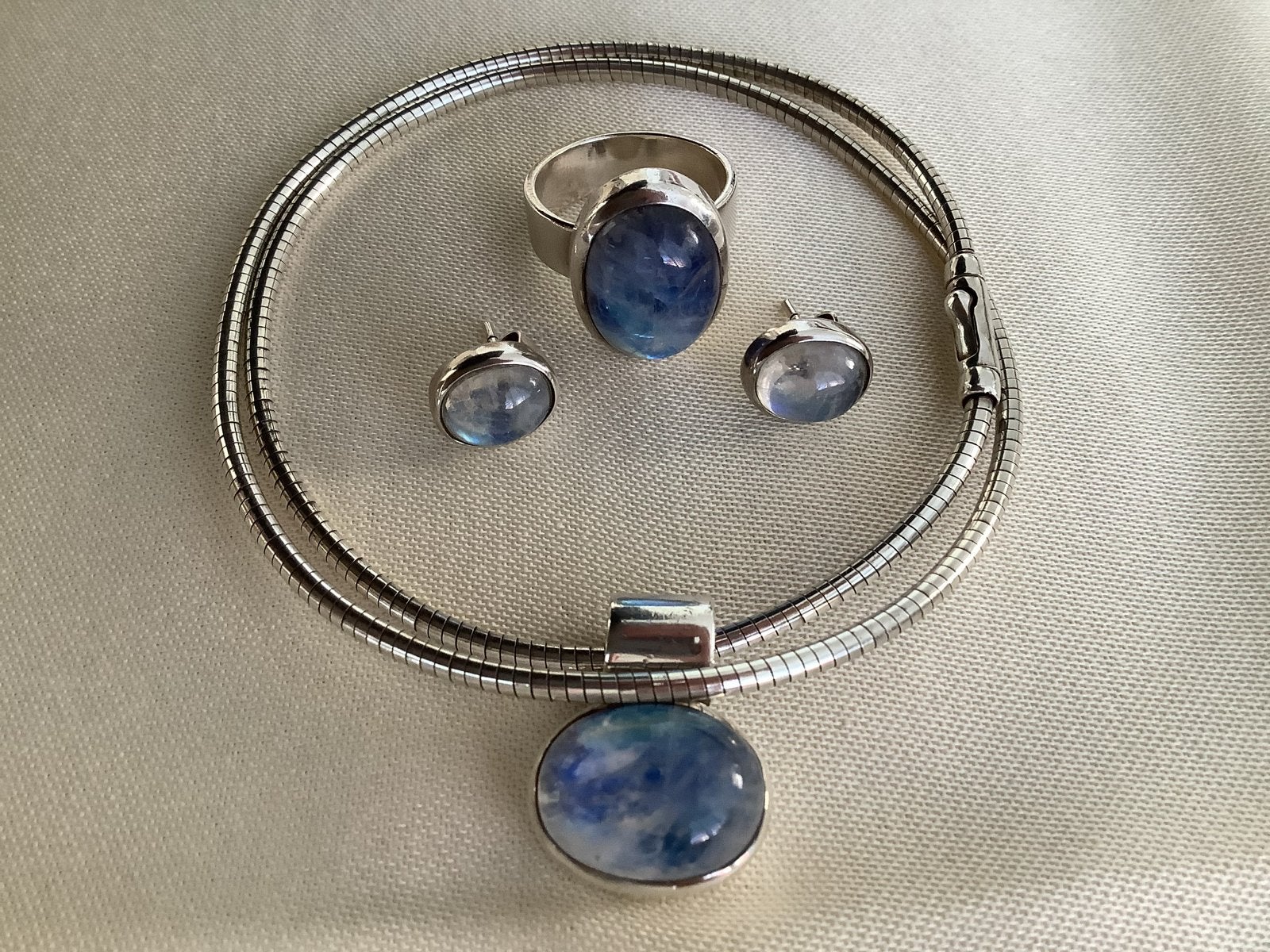 Zilveren sieradenset met maansteen: ketting, ring, oorbellen, Ophalen of Verzenden, Zo goed als nieuw, Zilver, Met edelsteen