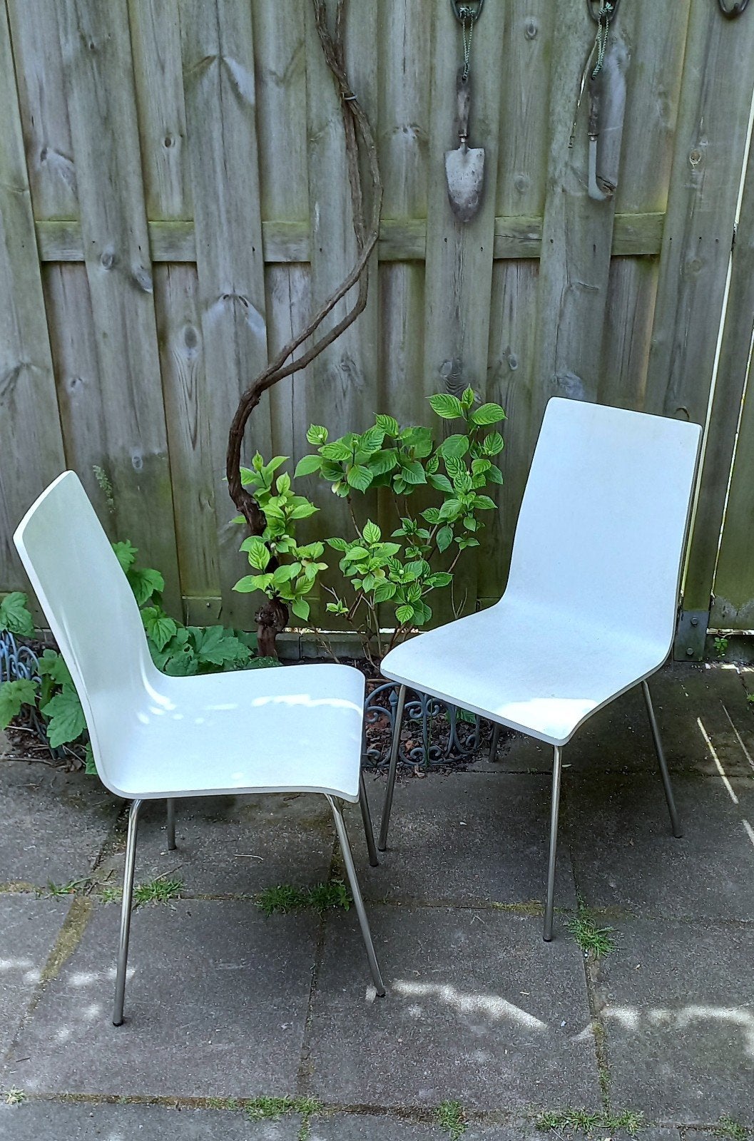 Set van 2 stijlvolle witte houten stoelen met metalen poten, Huis en Inrichting, Stoelen, Ophalen, Twee, MODERN Ergonomisch, Wit