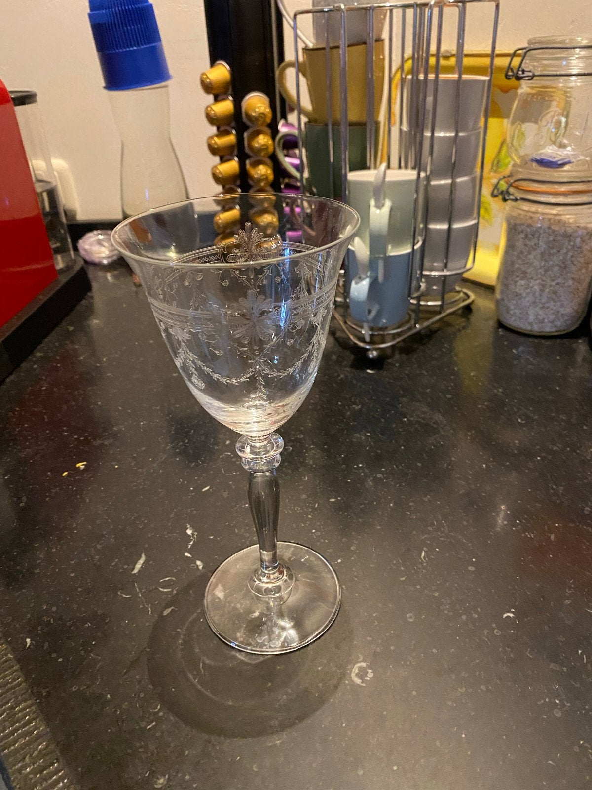 Elegant wijnglas met gravure - Nooit gebruikt, Antiek en Kunst, Antiek | Glas en Kristal, Ophalen of Verzenden