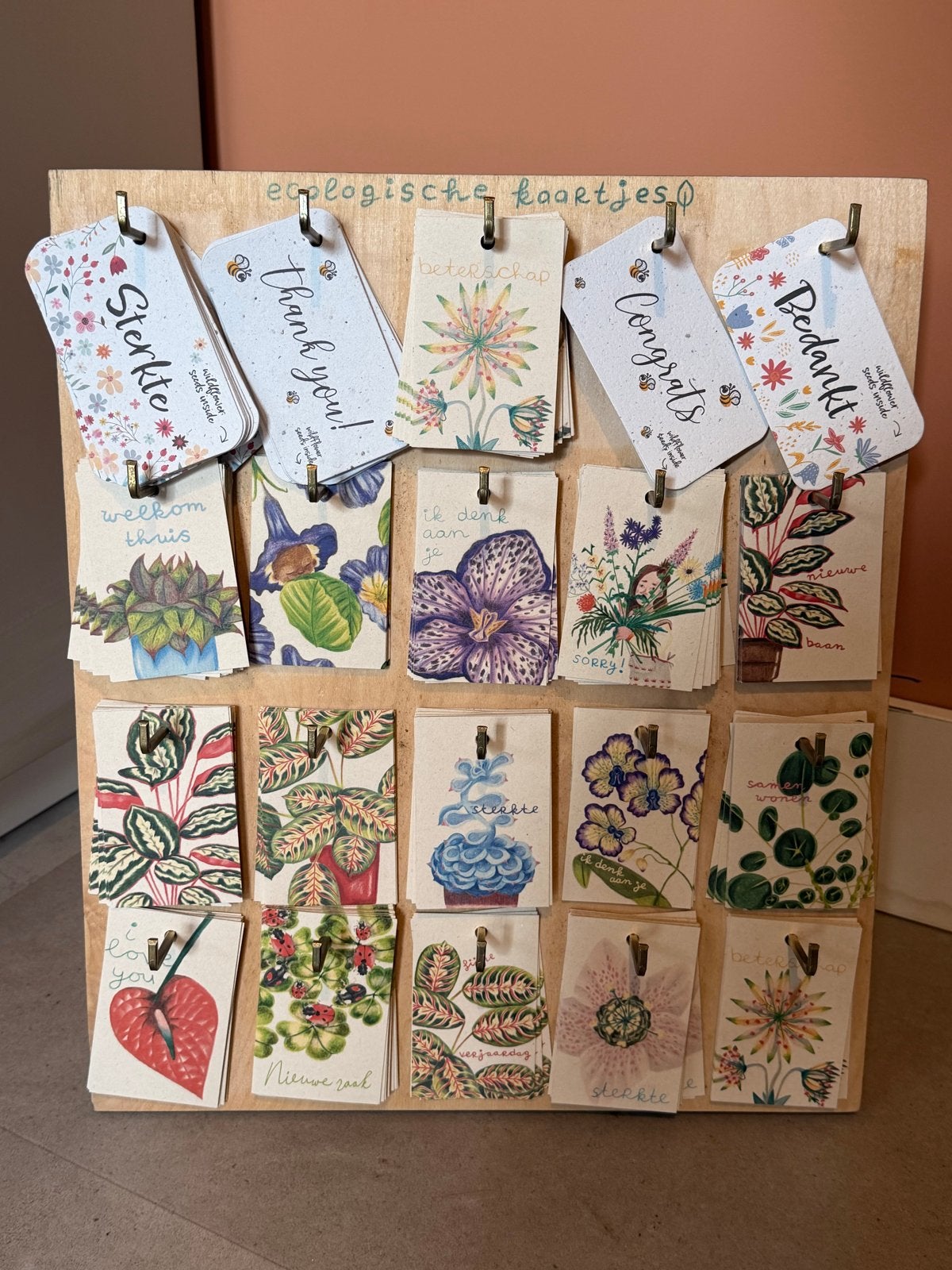 Houten display met ecologische zaadkaartjes, Ophalen of Verzenden, Gebruikt, Natuur, Blanco kaart of Basiskaart