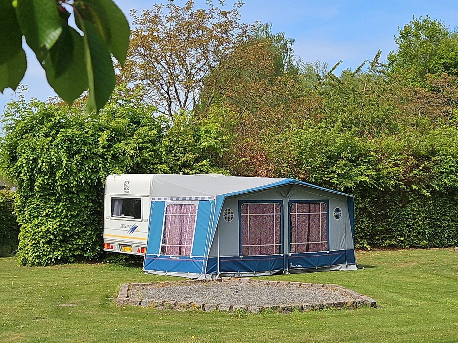 Knaus Sudwind met Isabella voortent en vast bed, Serviceluik, Vast bed, Treinzit, Particulier