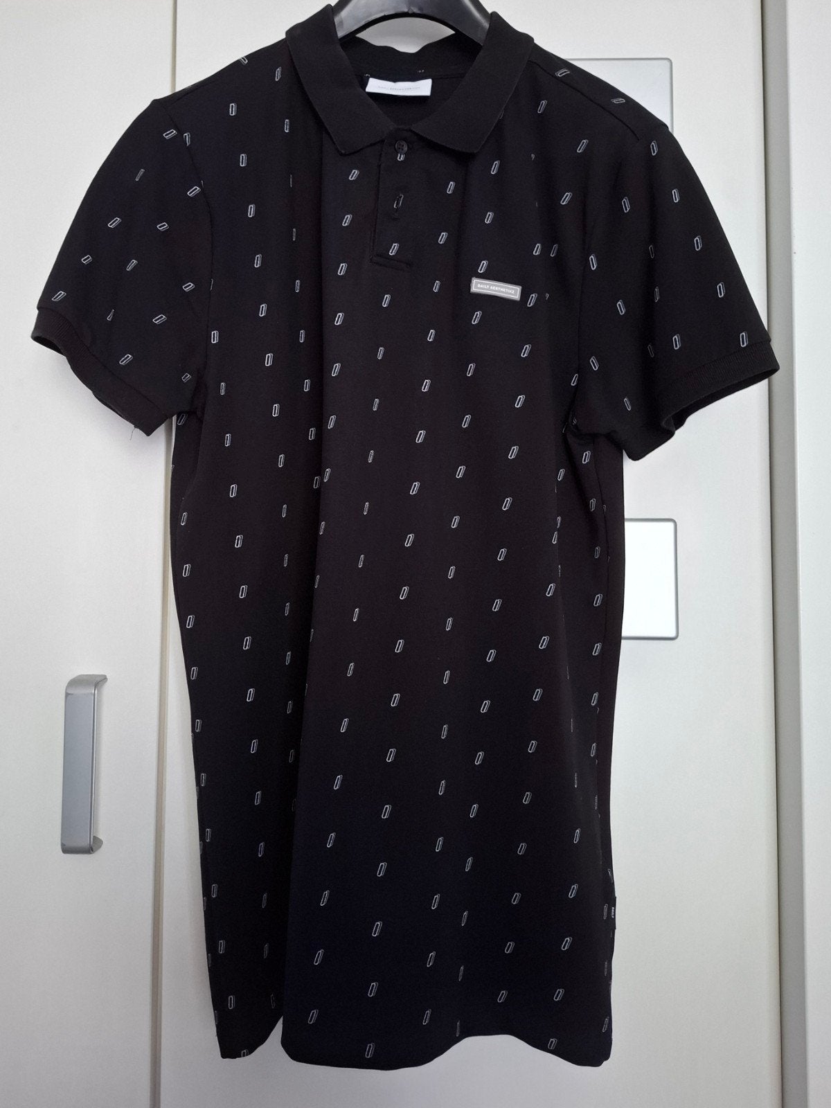 Zwarte Daily aesthetikz polo met witte opdruk maat M, Maat 48/50 (M), Zwart, Ophalen of Verzenden, Zo goed als nieuw