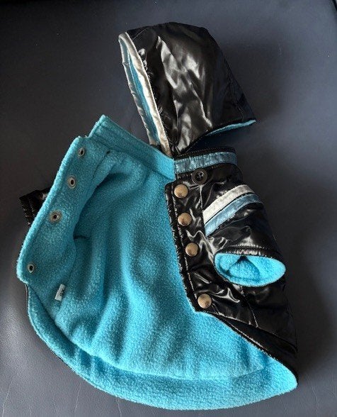 Chique XS lakjasje - fleece voering - Pretty Pet, Dieren en Toebehoren, Hondenkleding, Ophalen of Verzenden, Zo goed als nieuw