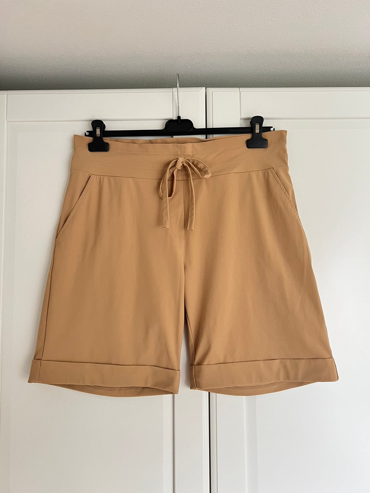 Studio anneloes bermuda korte broek XL sahara travelstof, Beige, Maat 46/48 (XL) of groter, Ophalen of Verzenden, Zo goed als nieuw
