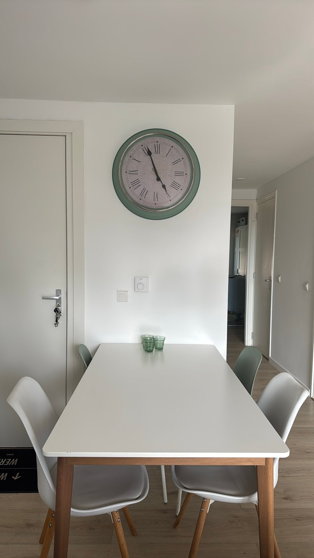 Eettafel met 4 stoelen en klok, Ophalen, Kunststof, Gebruikt, 100 tot 150 cm