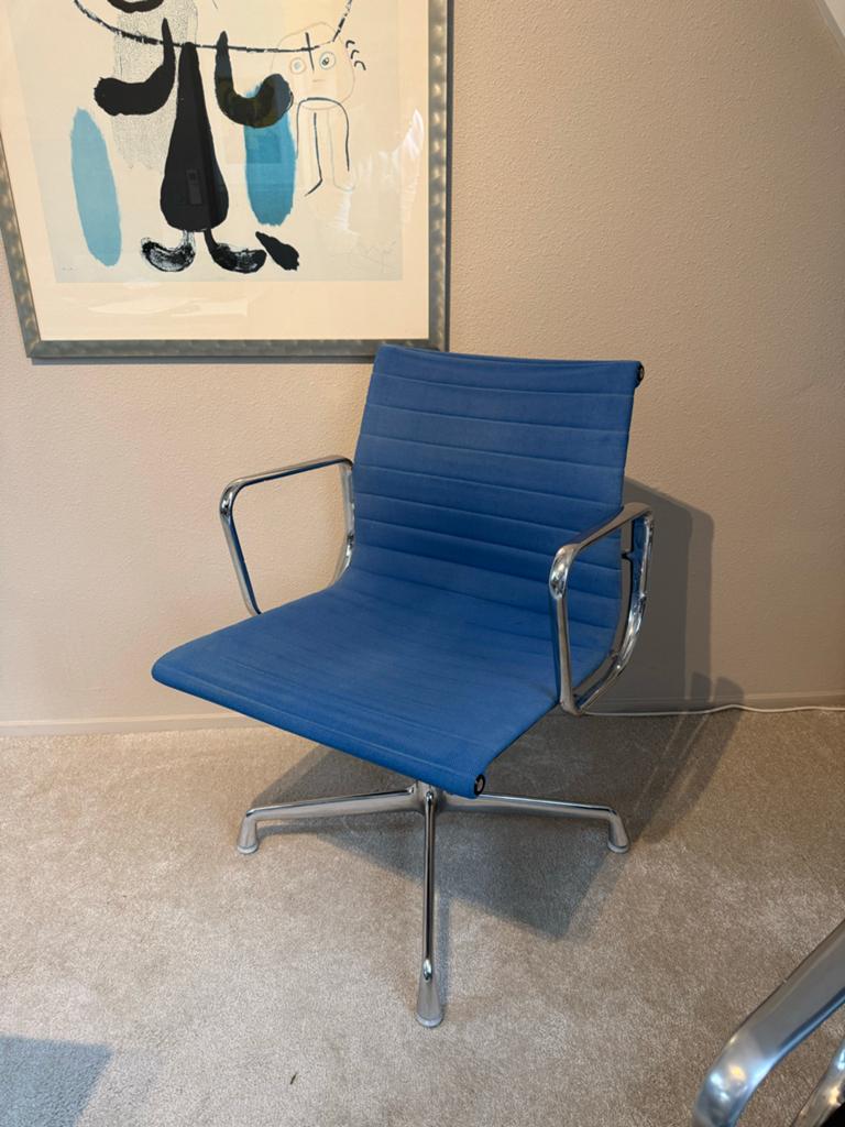 Draaibare Eames stoel EA 108, Huis en Inrichting, Stoelen, Ophalen, Gebruikt, Blauw, Eén