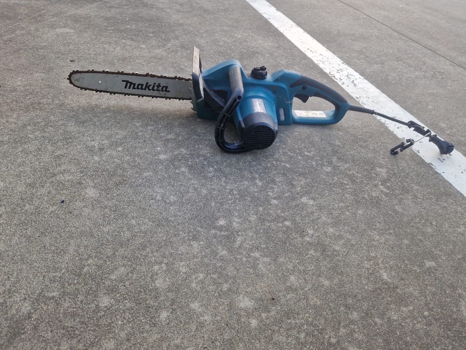 Foto 3 van Makita UC3541A Elektrische Kettingzaag - Krachtig en Betrouw