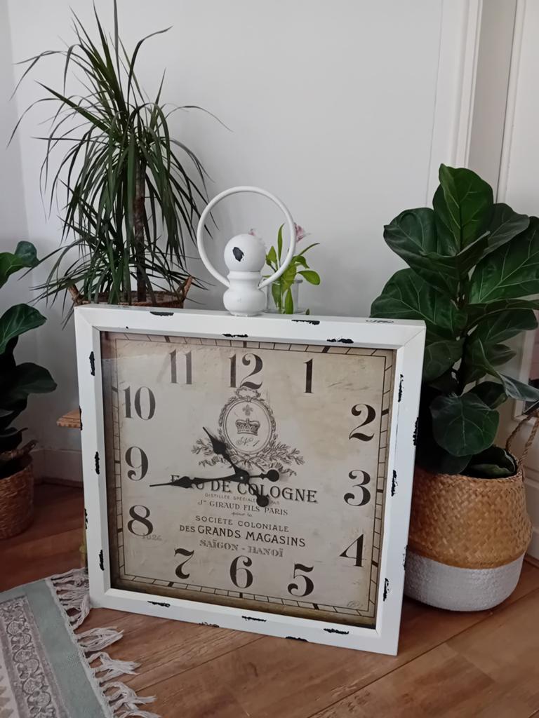 Grote vintage wandklok 'Eau de Cologne' - Brocante stijl, Huis en Inrichting, Woonaccessoires | Klokken, Ophalen, Zo goed als nieuw