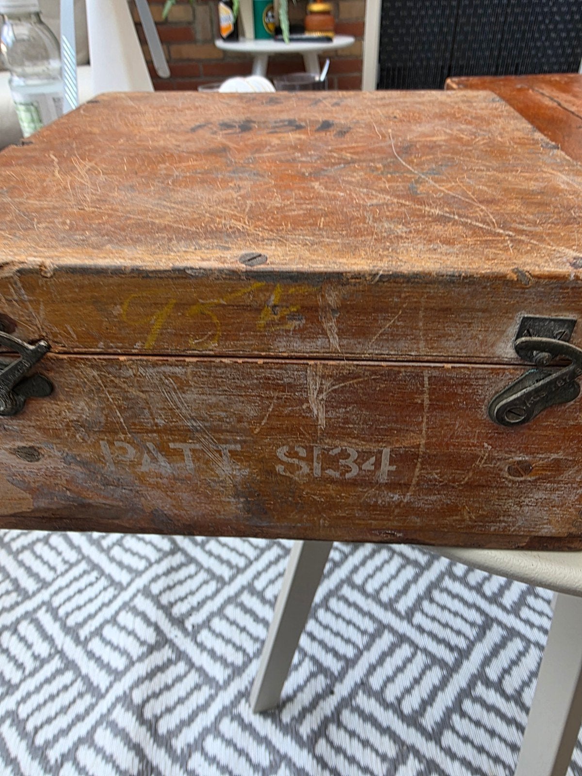 Antieke houten kist met nautisch instrument, Ophalen