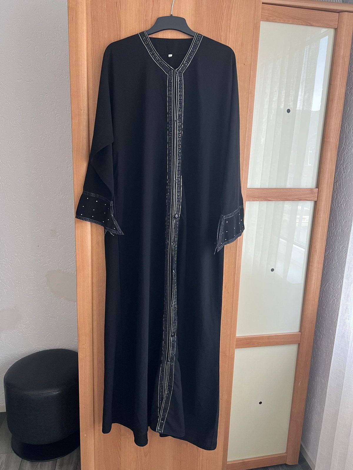 Nieuwe Zwarte Abaya met Strass Details M/L, Ophalen of Verzenden, Nieuw, Zwart, Onder de knie