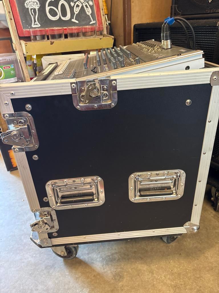 Foto 4 van Complete PA-set: JBL model 6290 versterker en Yamaha mixer