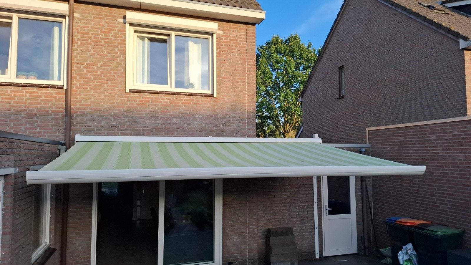Elektrisch knikarmscherm groen/wit 5 x 3