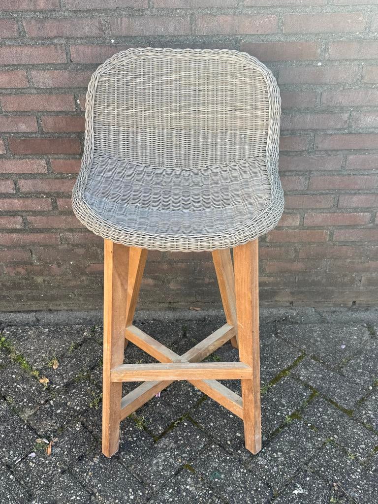 Rotan barkruk met houten onderstel, Huis en Inrichting, Barkrukken, Ophalen, Gebruikt, Met voetsteun, 60 tot 90 cm