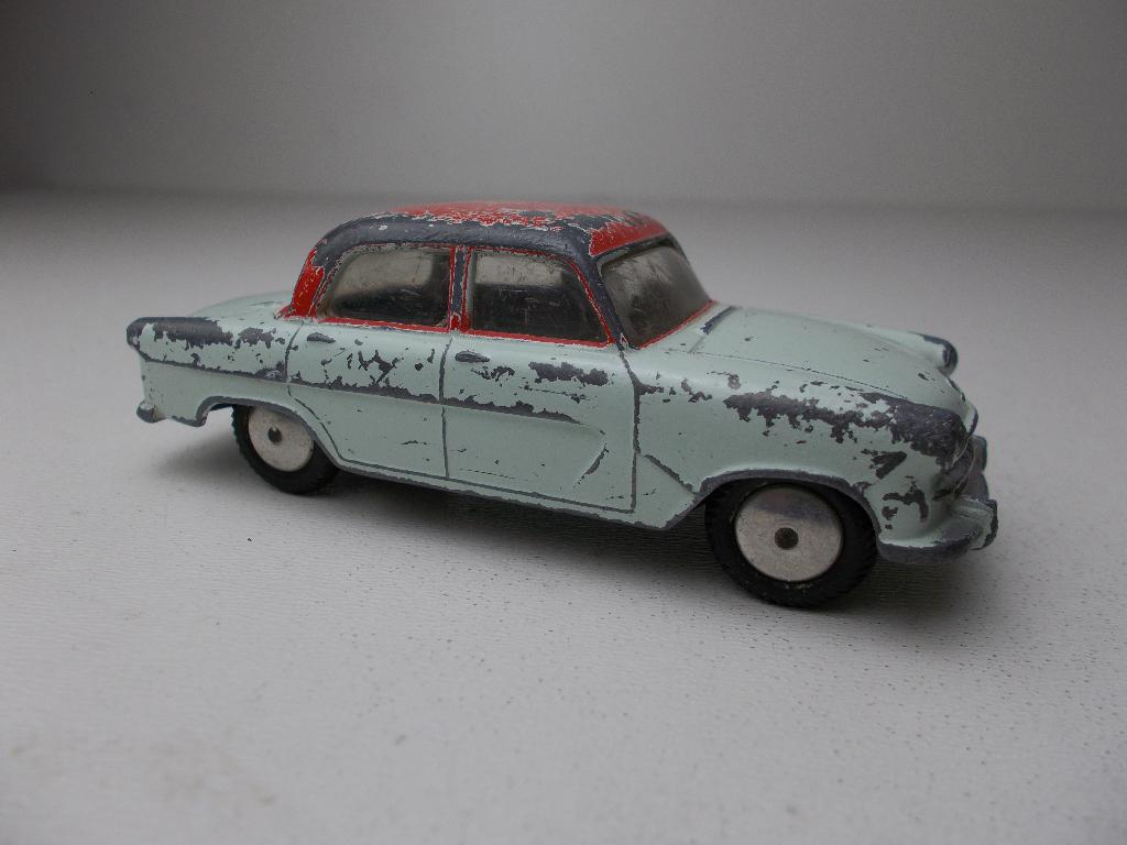 1957 Corgi Toys 207 STANDARD VANGUARD III SALOON.