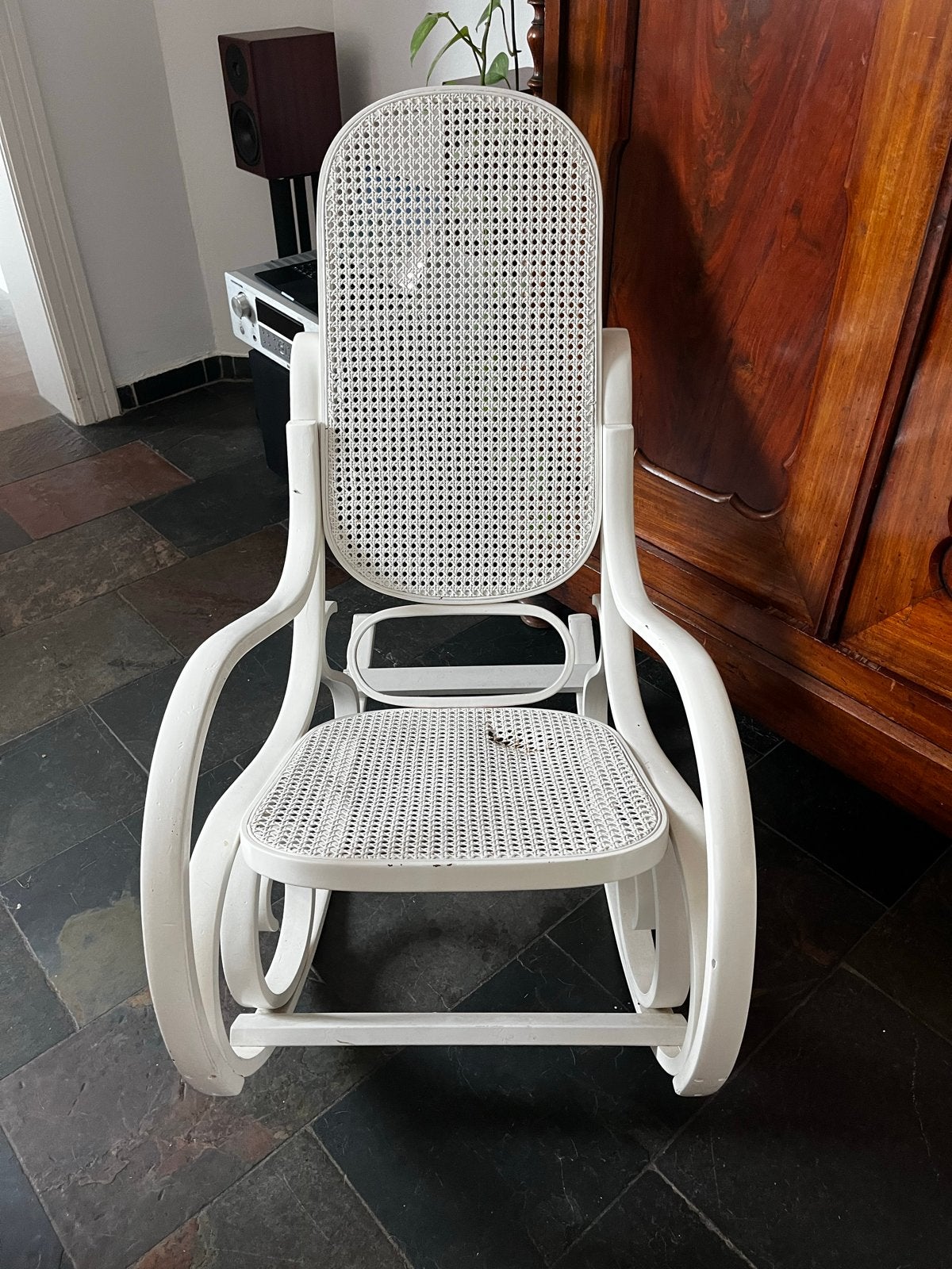 Witte schommelstoel met rotan zitting en rugleuning, Ophalen
