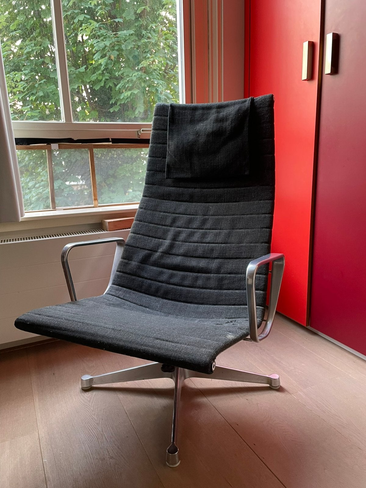 Eames EA124 Vitra lounge chair Herman Miller, Huis en Inrichting, Ophalen, Gebruikt, 75 tot 100 cm, Metaal