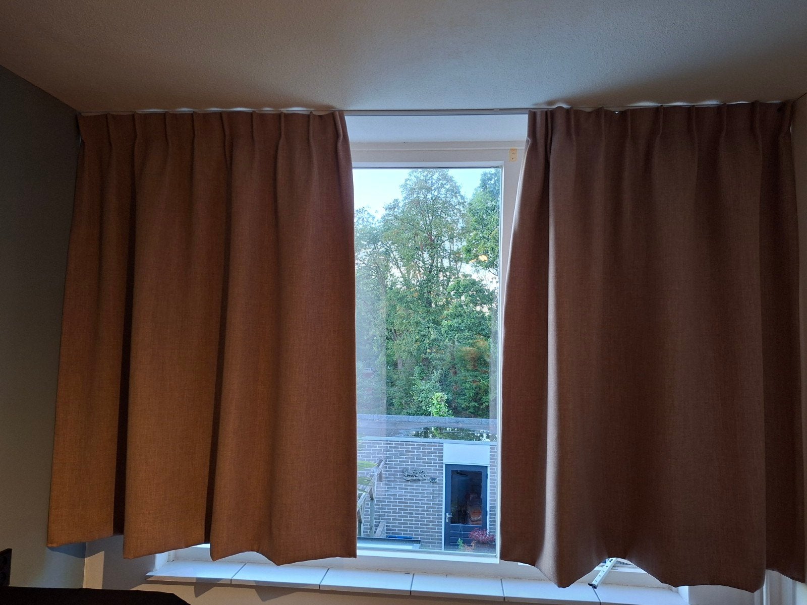 2 Stellen gordijnen roze, Huis en Inrichting, Ophalen of Verzenden, Zo goed als nieuw, Met haken, Gordijn