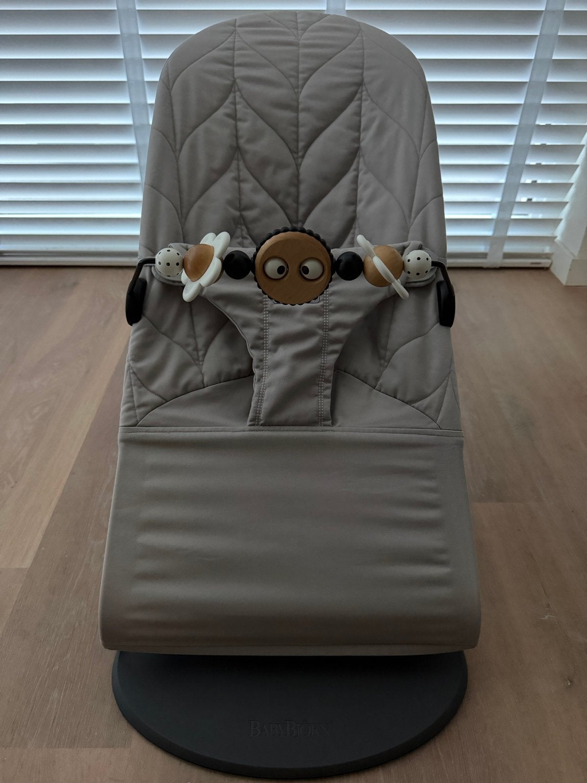 BabyBjörn Bliss Wipstoel Lichtgrijs met Speelboog, Kinderen en Baby's, Wipstoeltjes, Overige merken, Wipstoel, Ophalen of Verzenden