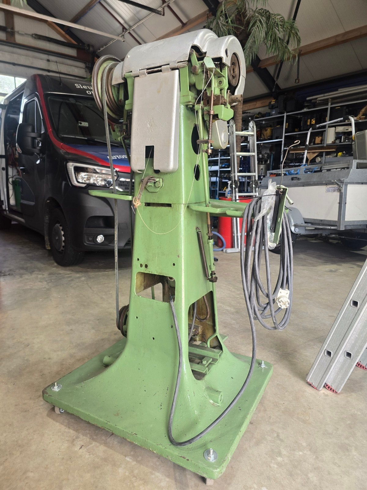 Schoenmakerij machine - zolen stikmachine, Ophalen, Gebruikt