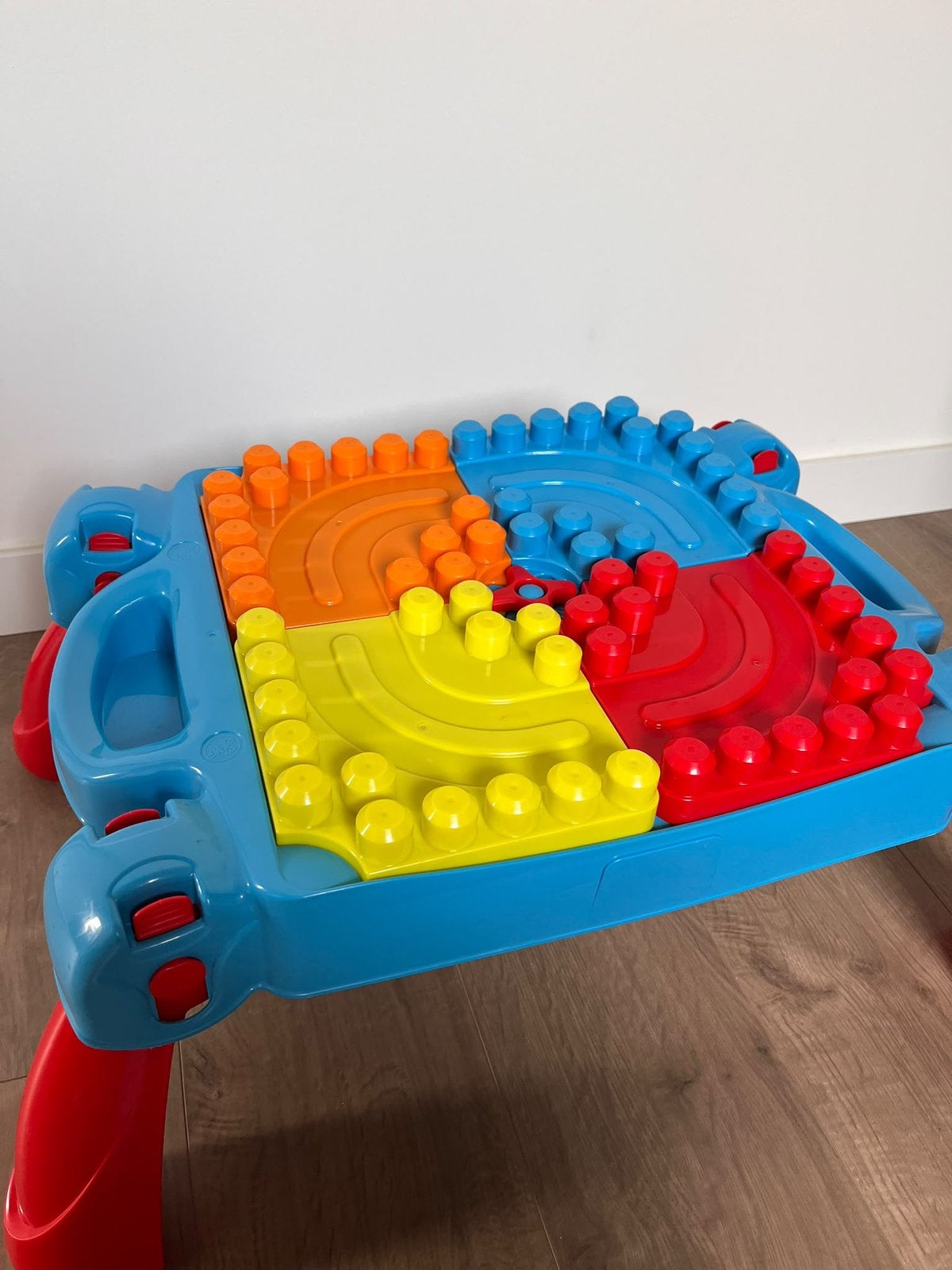 Mega Bloks bouwtafel met 25 blokken – opbergruimte, Ophalen, Zo goed als nieuw, Megabloks