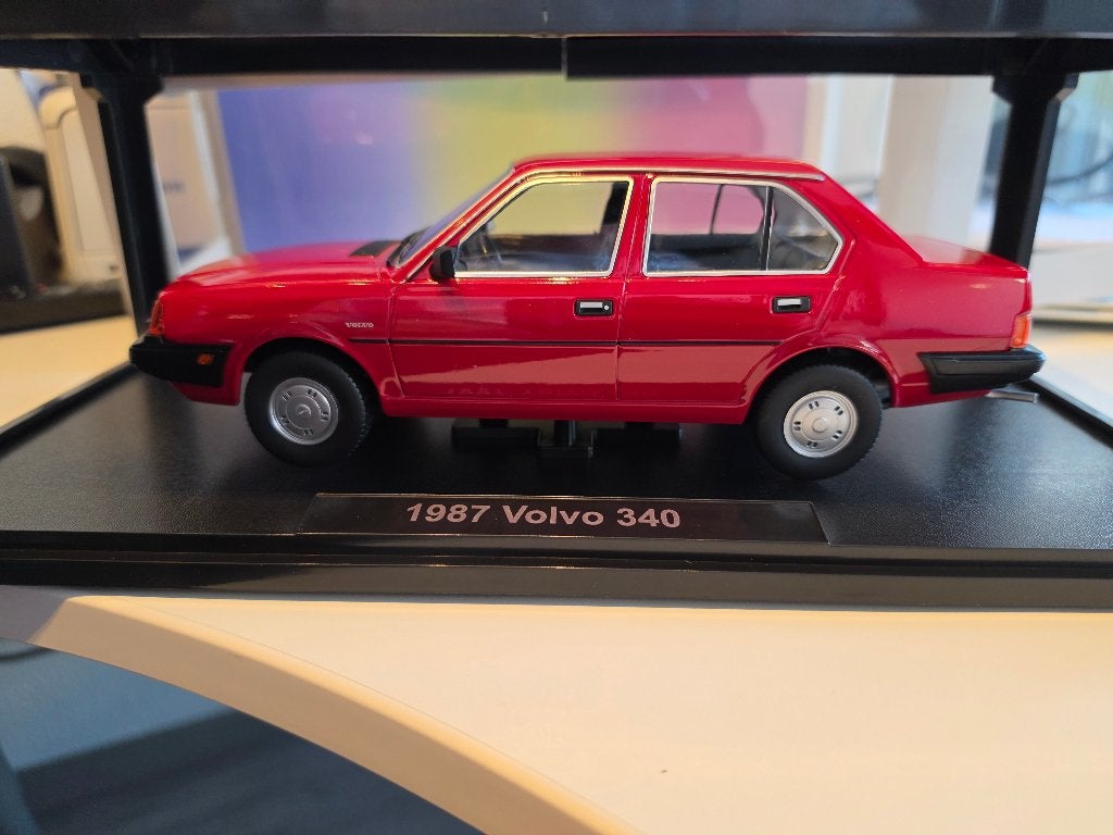 1987 Volvo 340 sedan 1/18, Hobby en Vrije tijd, Modelauto's | 1:18, Ophalen of Verzenden, Nieuw, Auto, Overige merken