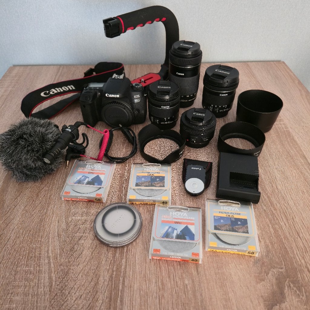 CANON EOS 77d Digitale Fotokamera 4 lens + accessories, Ophalen, Geheugenkaart, Zo goed als nieuw, 24 megapixels