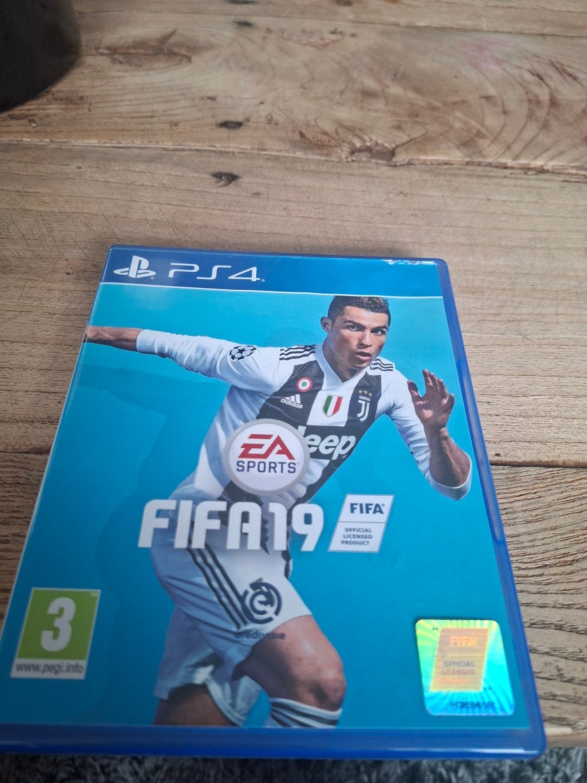 FIFA 19 PS4 - Voetbalgame met Cristiano Ronaldo, Ophalen of Verzenden, Zo goed als nieuw, Eén computer, Sport