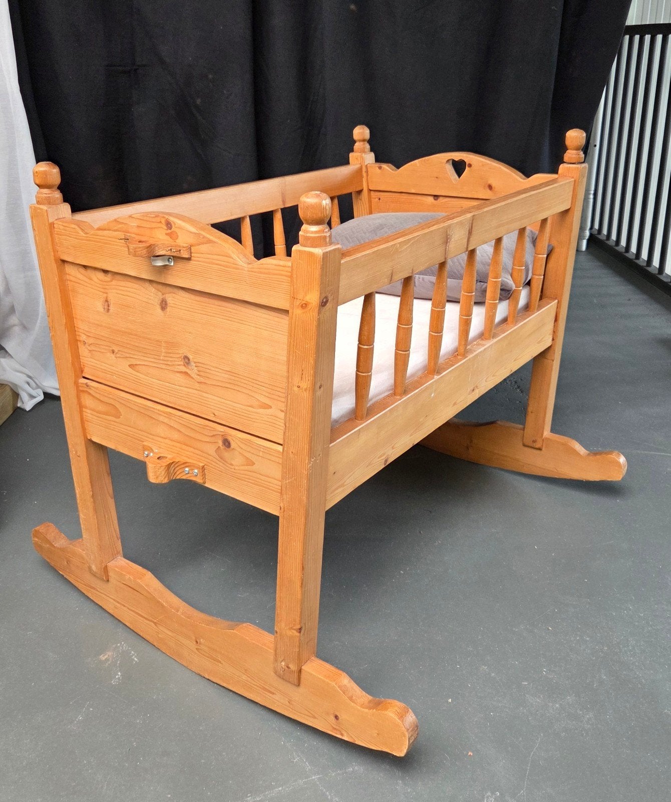 oud grenen baby schommelwieg, Ophalen, Gebruikt, Wieg