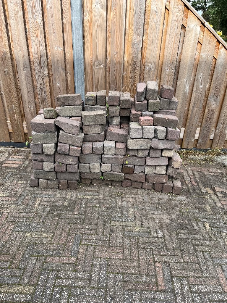 Gratis meenemen: straatstenen voor terras of oprit, Ophalen, Gebruikt, Beton, Klinkers