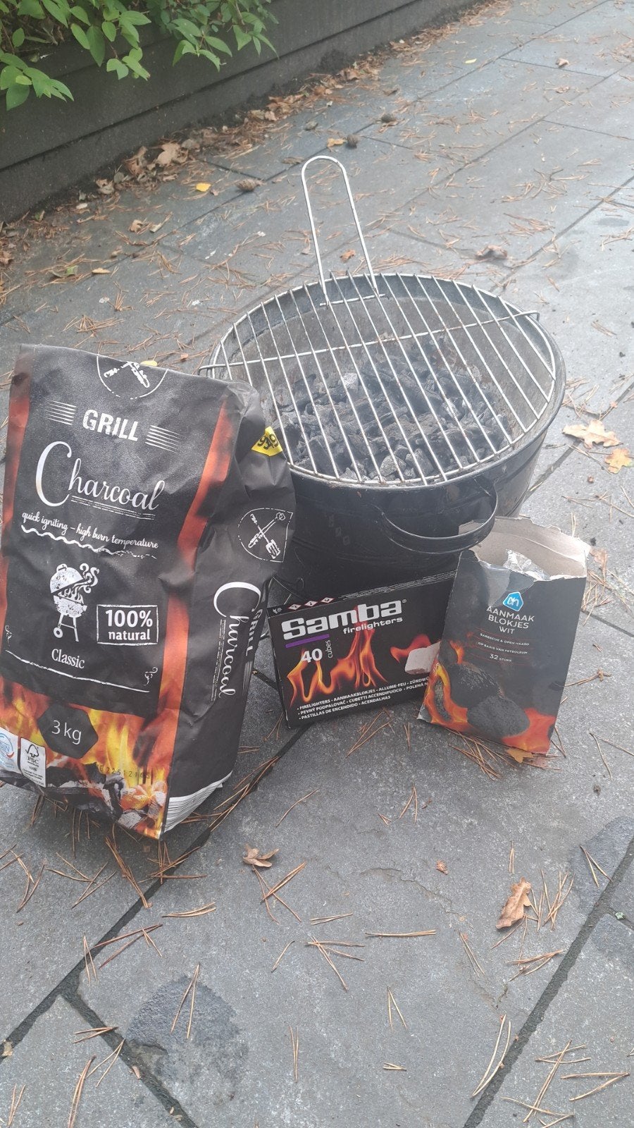 Compacte BBQ set: barbecue, houtskool en aanmaakblokjes, Ophalen of Verzenden, Zo goed als nieuw, Diverse