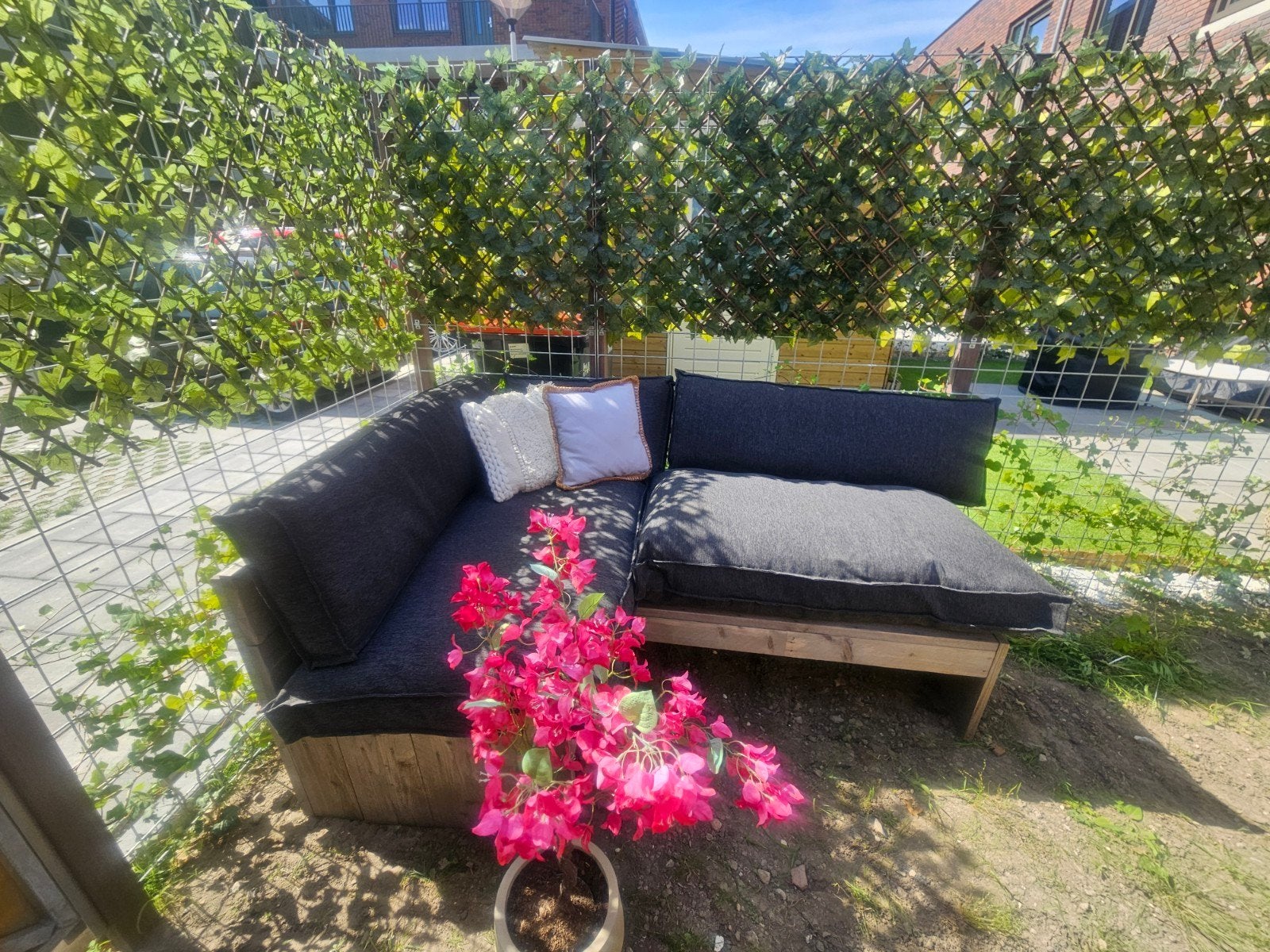 Houten hoekbankje balkon met donkergrijze (pallet) kussens, Ophalen of Verzenden, Hout