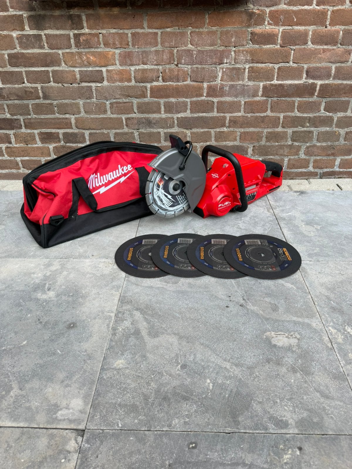 Milwaukee milwaukee m18fcos230 bandenzaag 230mm ZGAN, Ophalen, Zo goed als nieuw, Rechte handslijpmachine