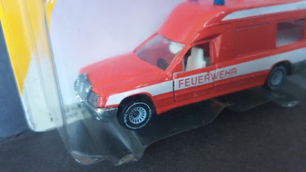 Mercedes Benz Binz Ambulance Feuerwehr 1:55 Siku 1630 Pol, Hobby en Vrije tijd, Modelauto's | Overige schalen, Auto, Verzenden