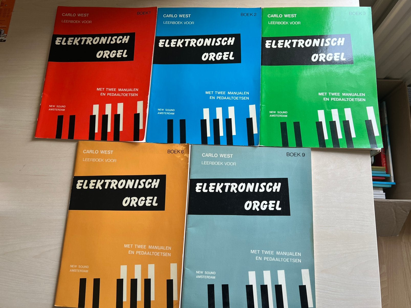 Lesboeken voor elektronisch orgel door Carlo West, Ophalen of Verzenden, Les of Cursus, Overige genres, Orgel