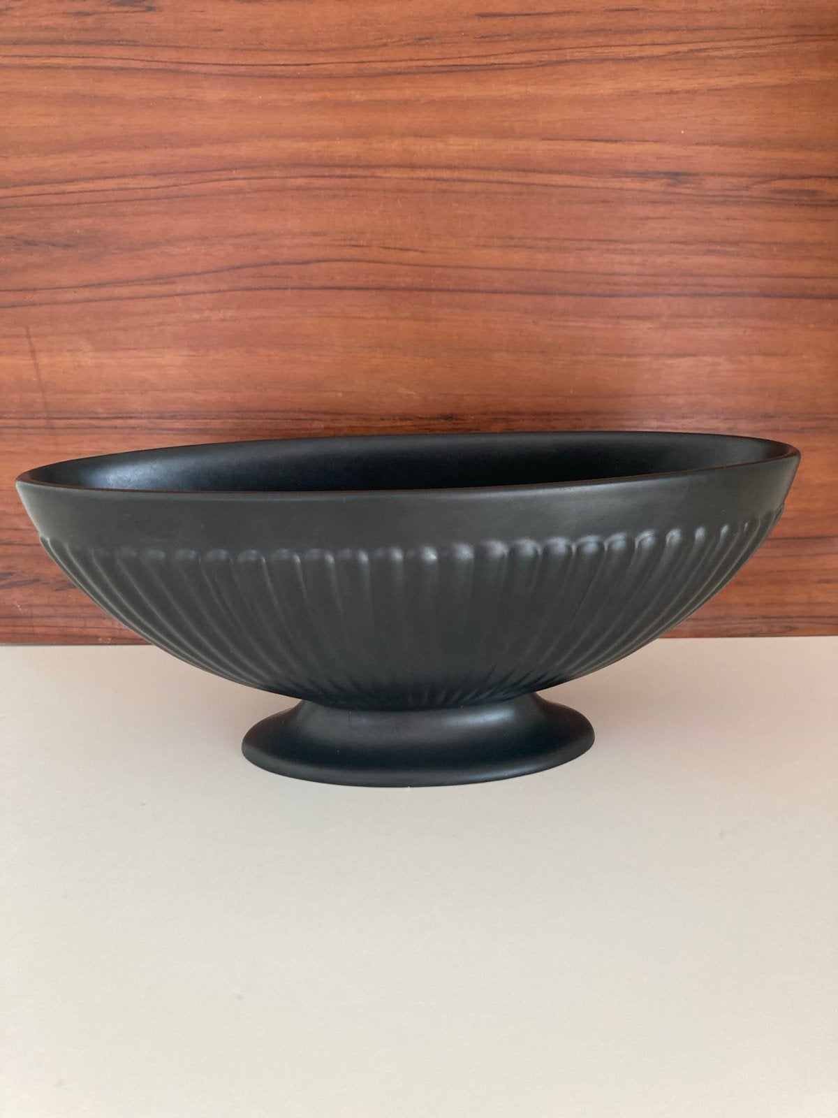 Antieke Wedgwood Barlaston England matzwart mantel vaasje, Verzenden