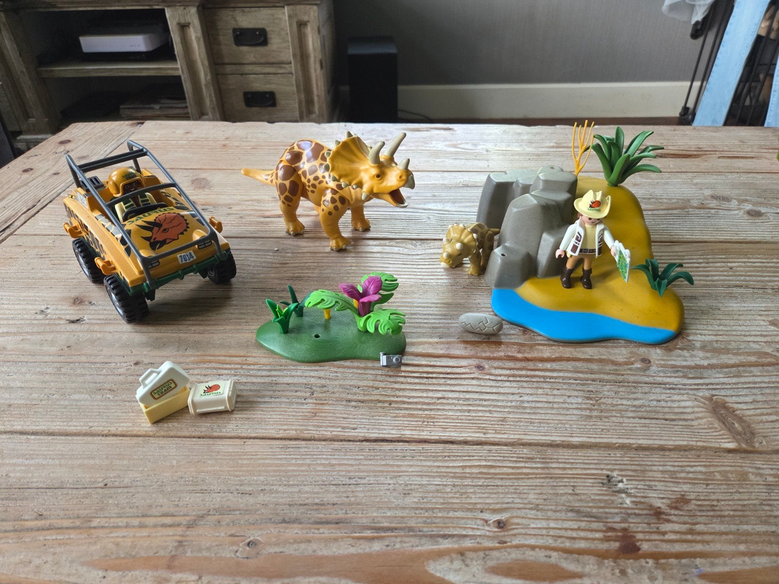 Playmobil Dino's met jeep en accessoires, Ophalen of Verzenden, Gebruikt