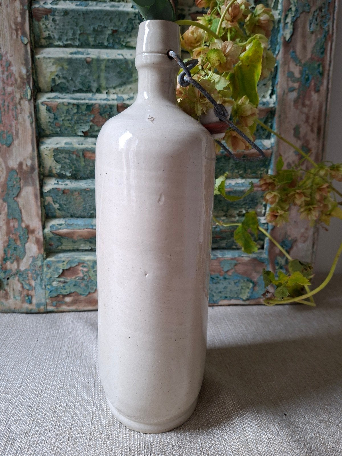 Mooie vintage gres fles driehoekig - brocante vaas steengoed, 31 cm, Gebruikt, Beige, Ophalen of Verzenden