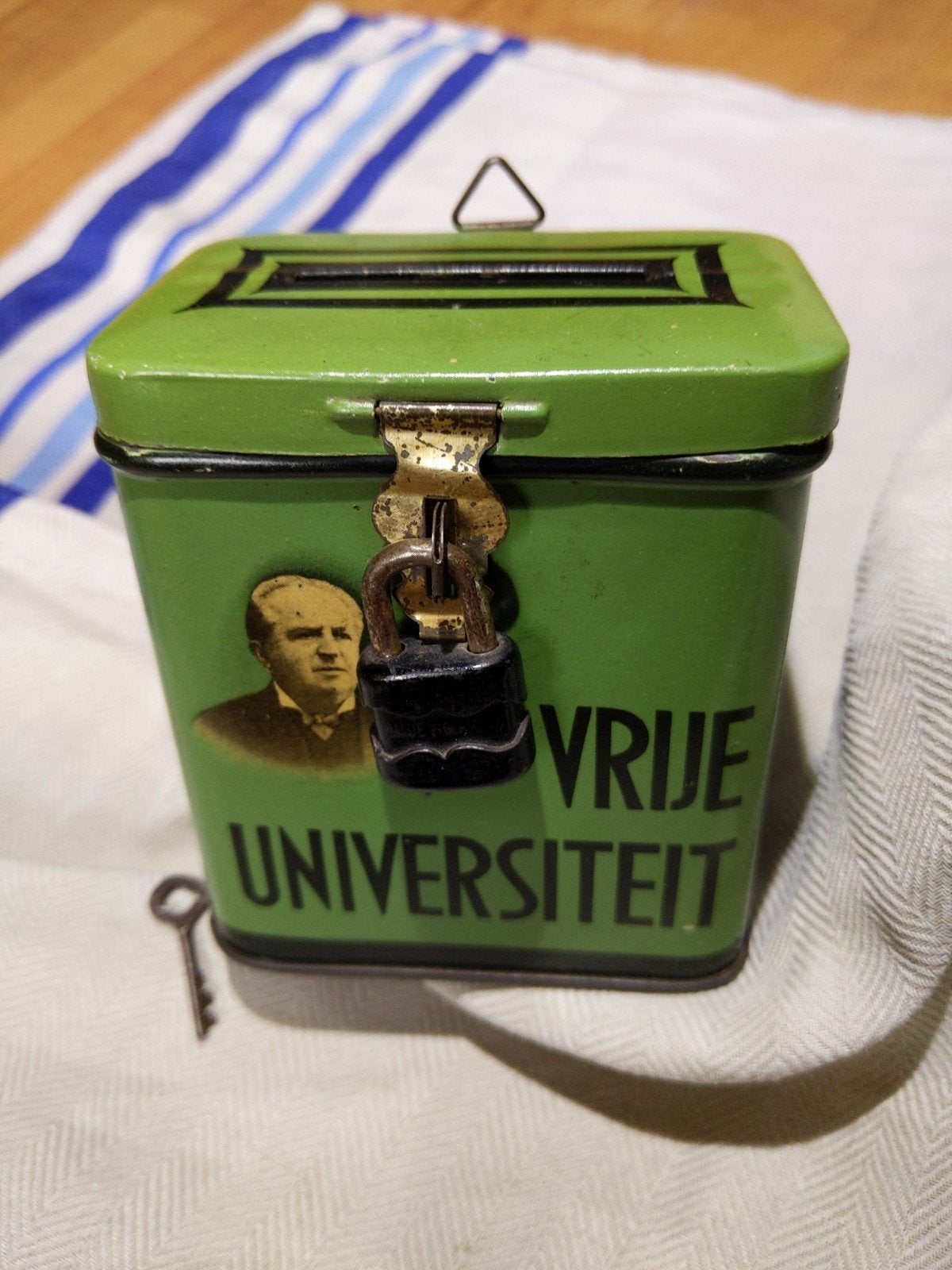Blikken collectebus met originele slot en sleuteltje, Ophalen of Verzenden, Gebruikt, Metaal of Blik, Overige thema's
