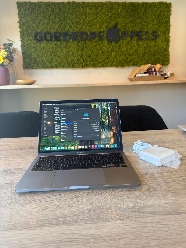 MacBook Pro 13 inch 2020 i7 16GB 256GB Space Grey | 711 cycl, Computers en Software, Apple Macbooks, Cupertino California, Support@apple.com