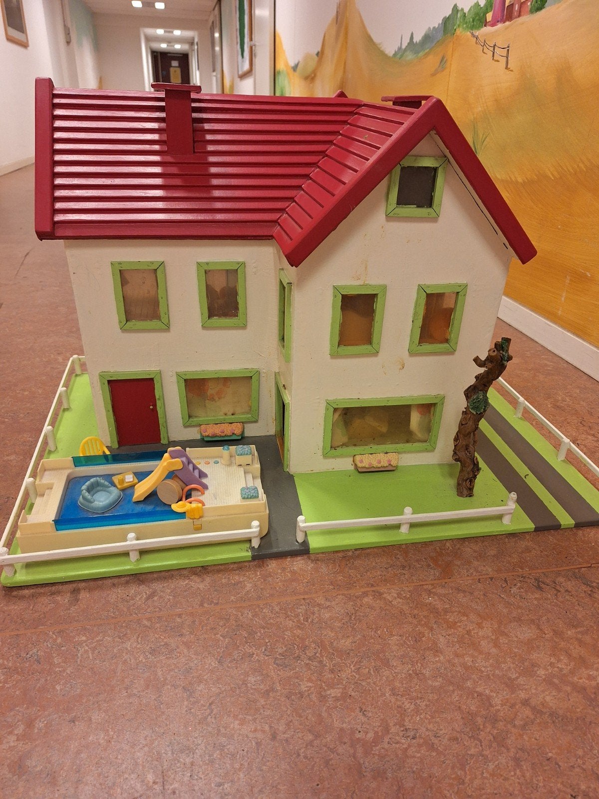 Mooi zelf gemaakt poppenhuis met verlichting, Ophalen, Zo goed als nieuw, Poppenhuis