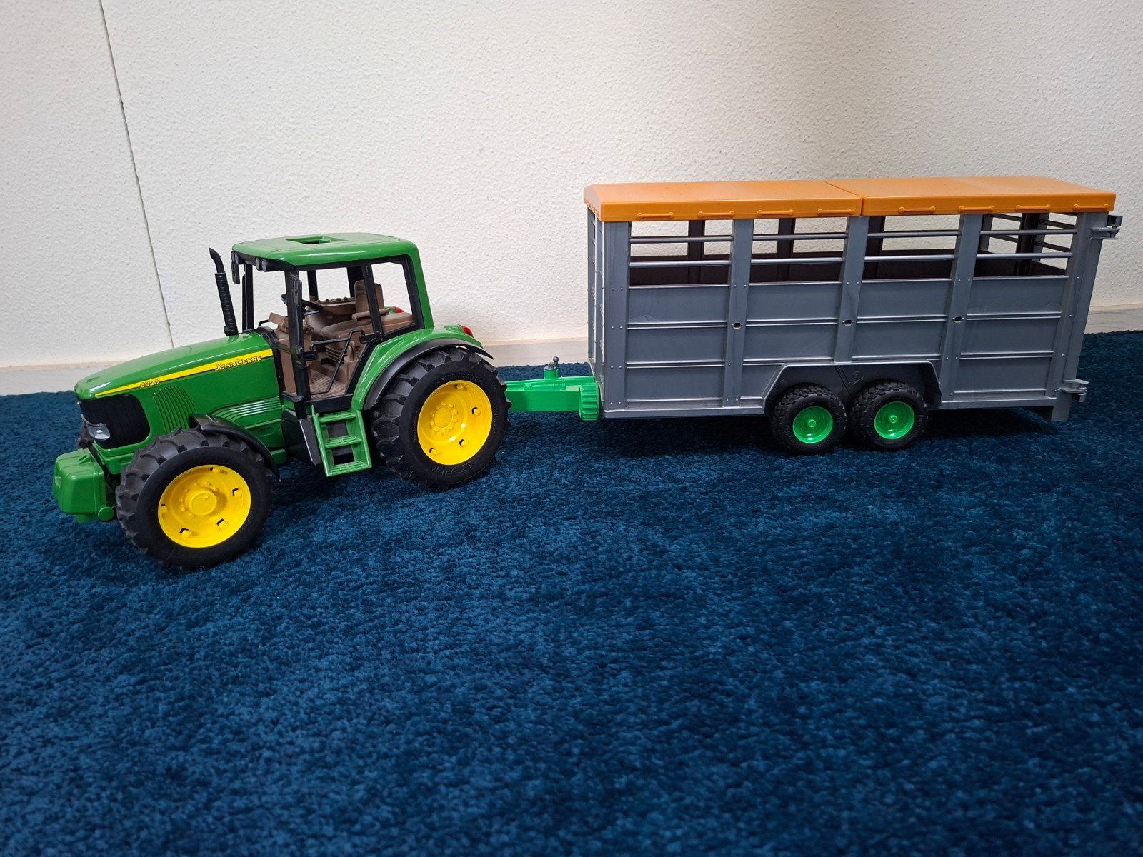 John Deere Tractor met Veetrailer - Bruder Speelgoed, Ophalen, Zo goed als nieuw